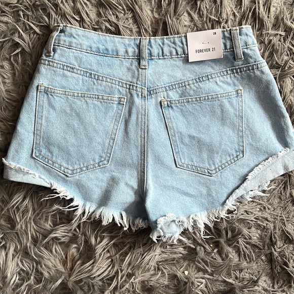 Light denim jean shorts. - Picture 3 of 3